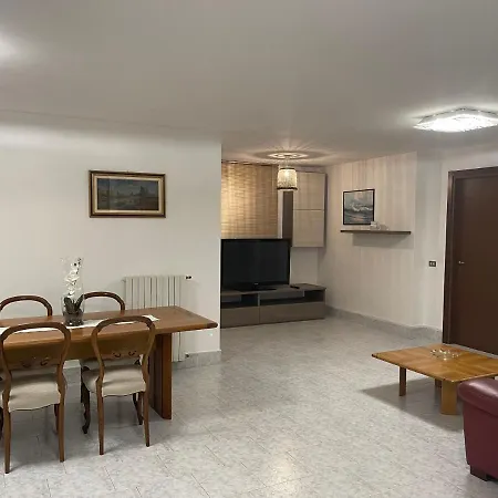 Appartamento 2 Camere Da Letto Con Parcheggio Privato E Barbecue דירה